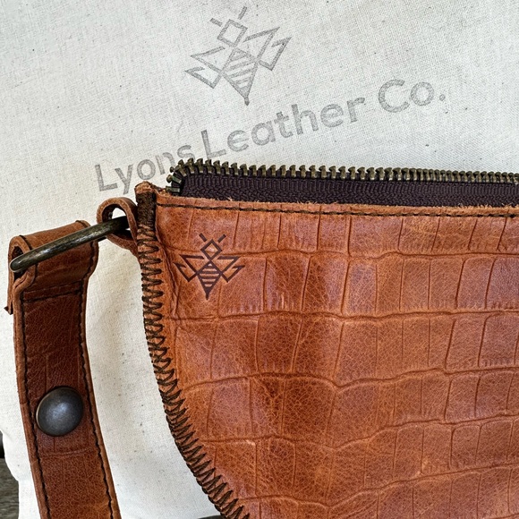 NWT Lyons Leather Sling/Crossbody - Picture 3 of 6